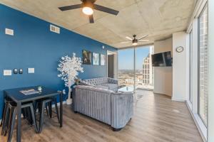 NEW 2BR High Floor Condo King Bed Free Parking Beautiful Views Rooftop Pool!