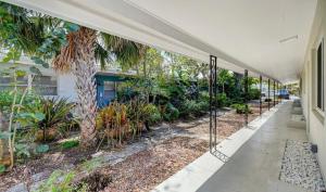 Gordons HideAway by the beach 2