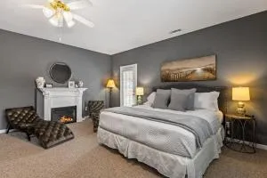 Charming Downtown Suite with Modern Comforts - Depot - 蓝岭