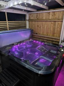 Synod Farm Cottage, 5 Person Hot Tub, Pets Welcome