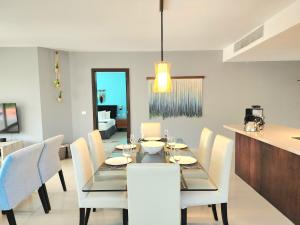 Mareazul Lovely Swim-up Family apartment and beach club