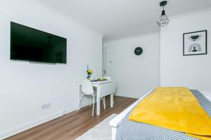 Perfect City Studio Apartment By Vesta Serviced Accommodation & Short Lets In Hatfield With Free parking & Free WiFi