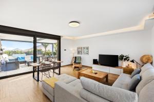 Villa La Tabaiba- Bright open spaces, private & heated pool