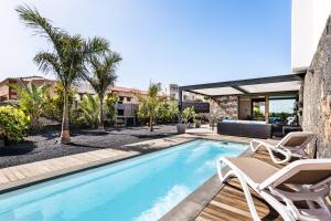 Villa La Tabaiba- Bright open spaces, private & heated pool