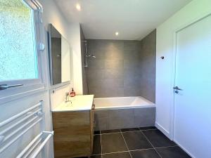 Maisons de vacances BEYTAN AL COUDER Stylish architect house with AC and private pool, village center, golf course and Dordogne river at easy walk : photos des chambres