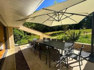 Maisons de vacances BEYTAN AL COUDER Stylish architect house with AC and private pool, village center, golf course and Dordogne river at easy walk : photos des chambres