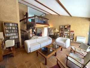 Maisons de vacances BEYTAN AL COUDER Stylish architect house with AC and private pool, village center, golf course and Dordogne river at easy walk : photos des chambres