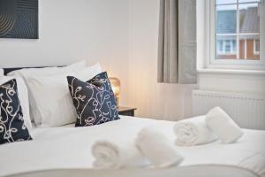4 Bed House & Free Parking, Town Centre & Patio