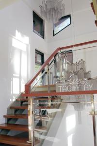 Salablanca Brand New Jacuzzi Heated Pool PS5 VR Cinema Fully AC Indoors Smart TVs with Netflix Disney Plus Large Balcony