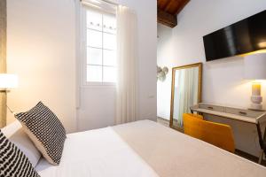 H2M Alamos Duplex, desk, dishwasher, oven, shower