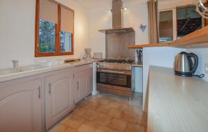 Appartements Awesome Apartment In Sarrola Carcopino : photos des chambres