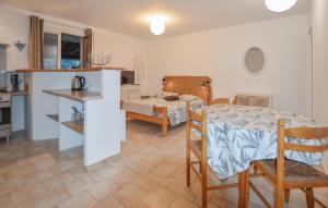 Appartements Awesome Apartment In Sarrola Carcopino : photos des chambres