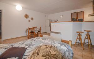 Appartements Awesome Apartment In Sarrola Carcopino : photos des chambres