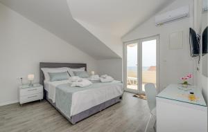 1 Bedroom Stunning Apartment In Trogir 