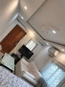 Studio moderne où tout est Neuf,climatisé Wifi haut débit , Smart TV à bertoua - Bertoua