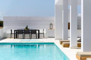 Seashell Villa - Luxury Pool Retreat - 150m Beach