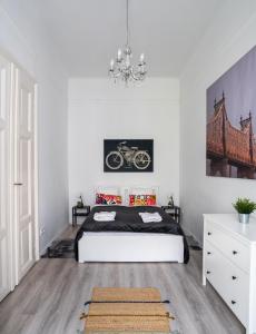 In Budapest, we would like to welcome you to our large, modern, and quiet apartment with AC and Netflix, located very near the world-famous New York Cafe