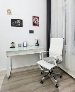 In Budapest, we would like to welcome you to our large, modern, and quiet apartment with AC and Netflix, located very near the world-famous New York Cafe