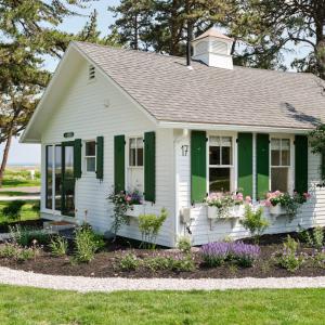 Two-Bedroom & Bathroom Cottage Waterview King & Queen room in The Dunes on the Waterfront