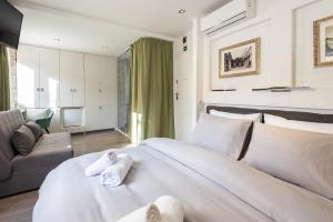ROKOS SUPERIOR DOWNTOWN ROOMS - comfortable rooms with private bathrooms - perfect location for exploring Diocletians Palace and the gastronomy of Split within walking distance
