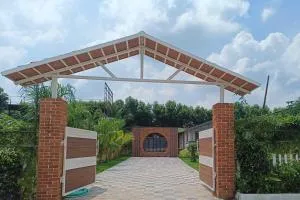 Charming Wooden Farmhouse with Large Swimming Pool - Alūr