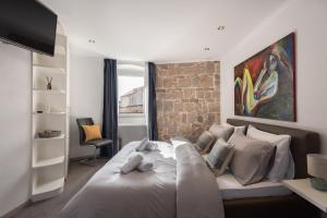 ROKOS SUPERIOR DOWNTOWN ROOMS - comfortable rooms with private bathrooms - perfect location for exploring Diocletians Palace and the gastronomy of Split within walking distance