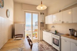 Appartamento con 2 Camere da Letto, Terrazza e Vista Mare