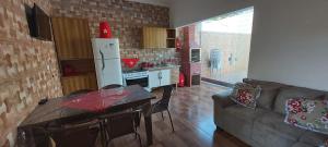 Casa com piscina 5 minutos Á PÉ do mar ,ar condicionado, smart tv praia Martim de Sá