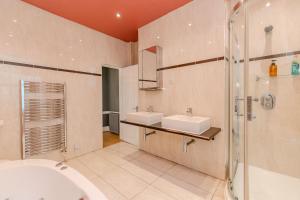 Spacious 5-Bedroom Home with Patio in the Heart of Kemptown