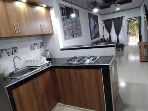 BONITA Y CÓMODA CASA DE 3 HABITACIONES EN cONJUNTO