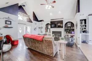 Whimsical Lake House - Pryor