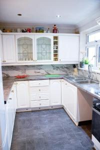 Simlar Luxury Stay, Parking, Wi-Fi, Basketball Court