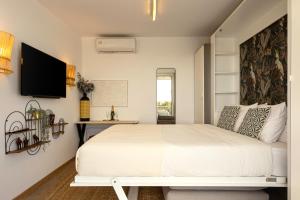 Rooftops of Athens - Areos Studio Jacuzzi & View