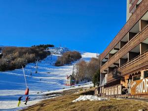 Appartements LA PETITE LUGE studio sur les pistes centre station Super-Besse : photos des chambres