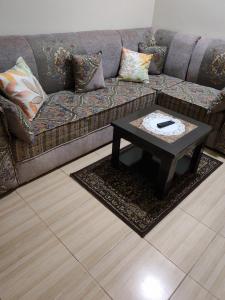 شقة مريحة وهادئه غرفتين وصالة شخصين مع أطفال الرايس