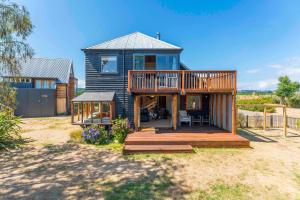 Lakefront Cottage - Lake Taupo Holiday Home