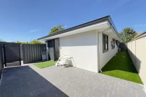 B2 Airport Adjacent Home - New Amenities & Fast Wi-Fi - Perth