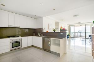 Bright & Spacious Apartment with Private Balcony