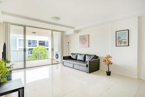 Bright & Spacious Apartment with Private Balcony