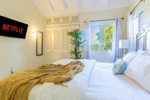 "LuxuryCrest , King Bed, BBQ & Backyard Games, Near Ocho Rios"