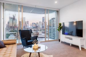 High lvl private and quiet River View 2BD APT