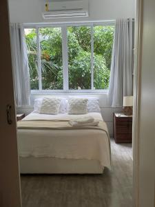 New, quiet, right near BEACH, SUBWAY and LAGOA!