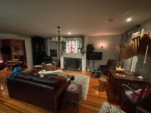 The Historic Jesse Buel Farmhouse w Heated Pool - Castleton-on-Hudson