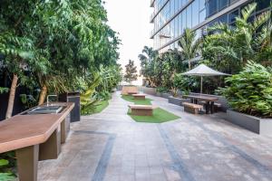 1-Bedroom Apartment with Pool, Sauna, and Parking in South Brisbane