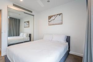 1-Bedroom Apartment with Pool, Sauna, and Parking in South Brisbane