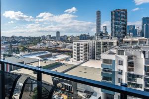 1-Bedroom Apartment with Pool, Sauna, and Parking in South Brisbane