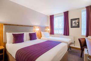 One Double Size Bed One Single Size Bed Nonsmoking room in Quality Hotel Hampstead