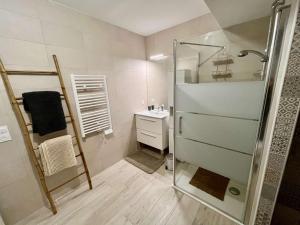 Appartements Bel Appartement 2P a Cogolin - Climatise, Garage - FR-1-226B-228 : photos des chambres