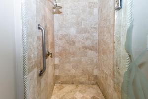 Spacious 2BR with Kitchenette and Dining in Beverly Hills