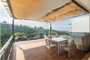 Family Only Villa with City View - De Reiz Spring Hills Syariah 4BR - 3hvězdičkové hotely ve městě Ciburial